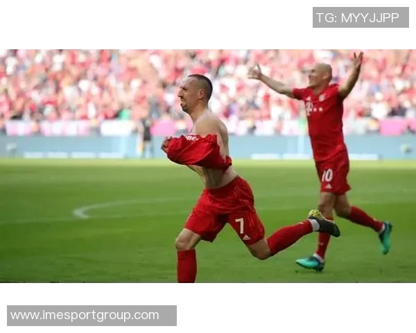 拜仁海报热身欧冠对决巴黎罗贝里小猪同框伊布小罗回忆重温